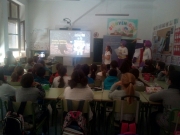 SUPERBOLSA Y SUS AYUDANTES, JUNTO A ASOCIACIÓN DE EMPRESARIOS RIVERA DE GATA VISITAN CEIP DE VALVERDE DEL FRESNO