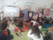 SUPERBOLSA Y SUS AYUDANTES, JUNTO A ASOCIACIÓN DE EMPRESARIOS RIVERA DE GATA VISITAN CEIP DE VALVERDE DEL FRESNO