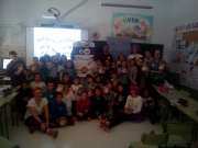 SUPERBOLSA Y SUS AYUDANTES, JUNTO A ASOCIACIÓN DE EMPRESARIOS RIVERA DE GATA VISITAN CEIP DE VALVERDE DEL FRESNO